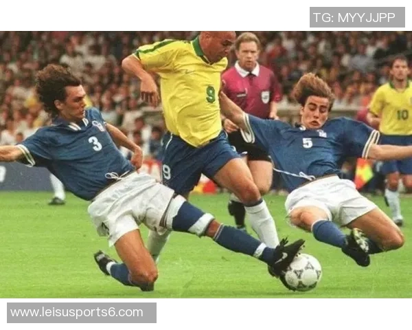 罗纳尔多足球传奇：从天才少年到全球偶像的辉煌历程