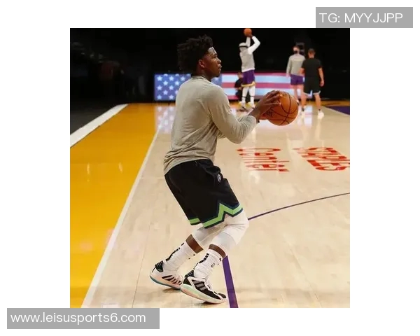 杰威在季后赛中忍痛拼搏右手韧带撕裂后成功接受修复手术